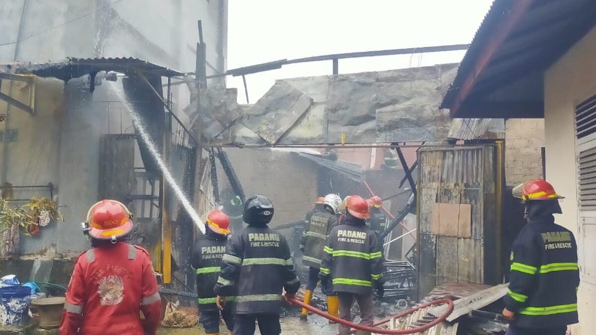 Petugas Damkar Kota Padang padamkan berupaya memadamkan api dari kebakaran di daerah Kubu Marapalam, Kota Padang. (dok. Istimewa)