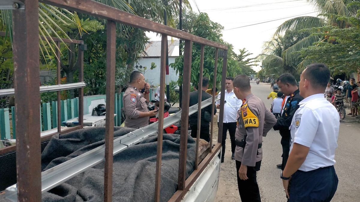 Petugas KAI Sumbar gandeng polisi untuk mengamankan barang bukti rel yang dicuri. (dok. Humas)