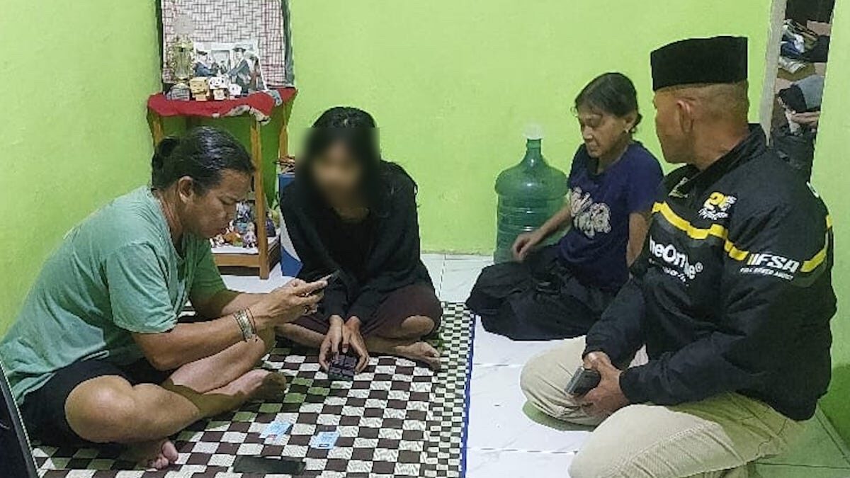 Kapolsek Koto Tangah Kompol Afrino dan Dantim Klewang Aipda David 'Wewe' Rico mendatangi rumah wanita muda yang mencoba bunuh diri dan diposting di Instagram. (dok. istimewa)