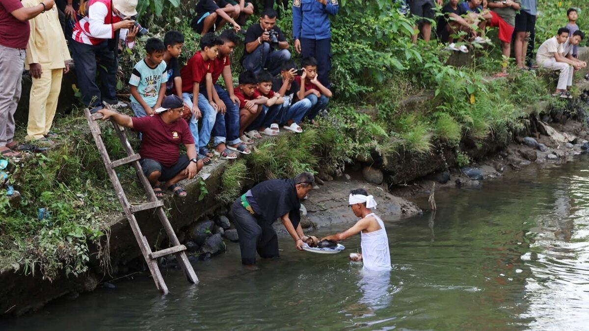 Prosesi maambiak tanah yang merupakan rangkaian acara Hoyak Tabuik Piaman. (dok. Diskominfo Pariaman)