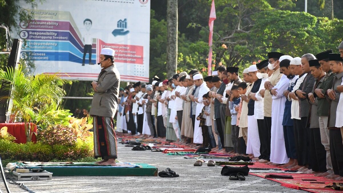 Salat ied yang digelar di halaman kantor pusat PT Semen Padang. (dok. Humas)