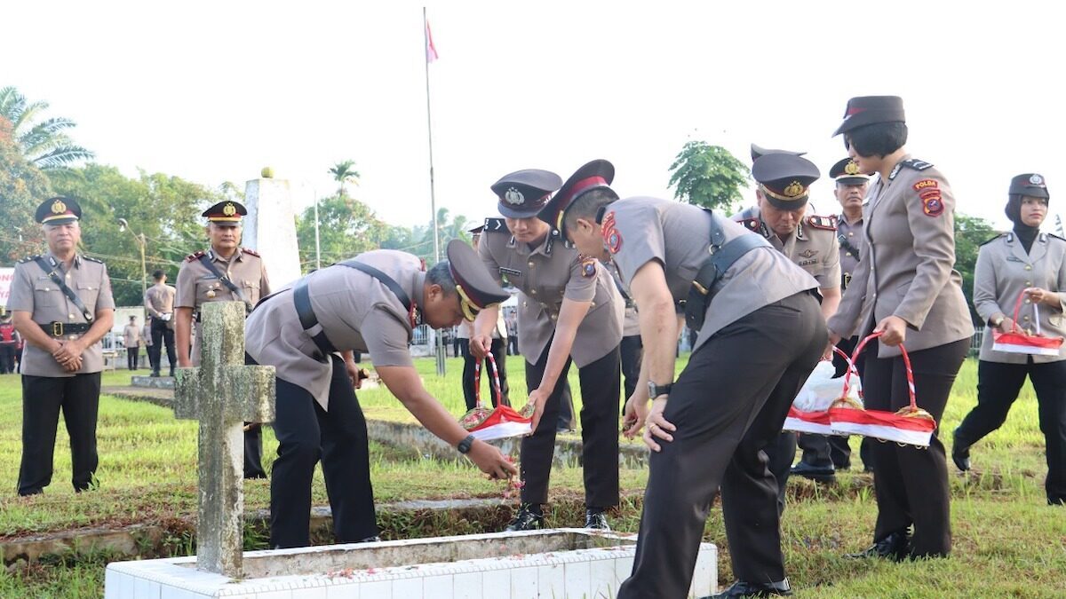Kapolres Nias AKBP Revi Nurvelani ikut mendampingi Wakapolres Nias Kompol SK. Harefa bersama personel Polri yang bertugas di Polres Nias tabur bunga di TMP saat momen Peringatan Hari Bhayangkara ke-79/2025, Senin (23/6/2025). (dok. RadarSumbar/putra)