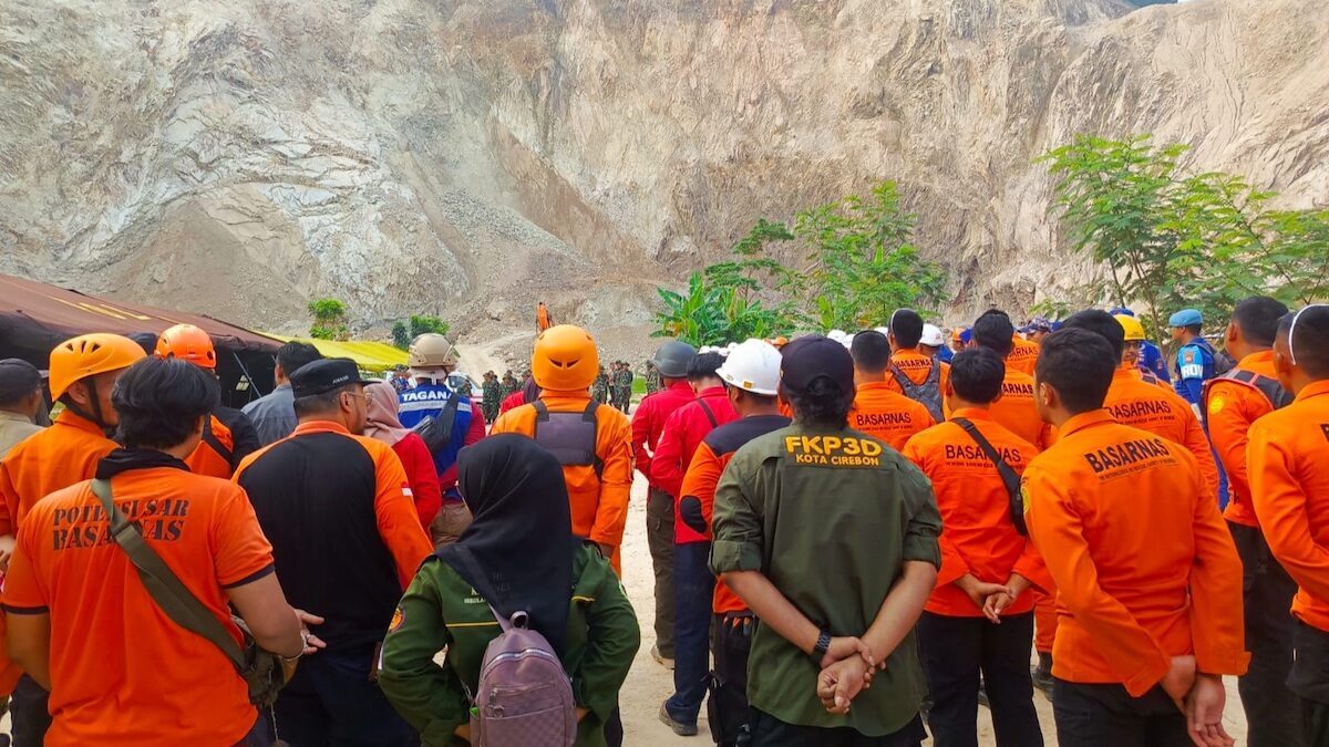 Tim SAR gabungan melaksanakan briefing dan evaluasi operasi pencarian korban longsor tambang galian C Gunung Kuda, Kamis (5/6/2025). (dok. BPBD Provinsi Jawa Barat)