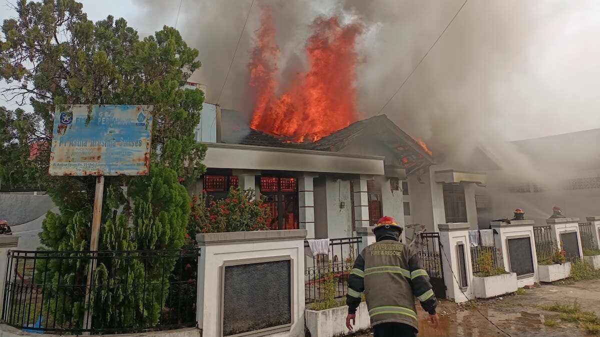 Tim Damkar Kota Padang berjibaku padamkan kebakaran kontrakan yang dijadikan studio foto di kawasan Ulak Karang. (dok. Damkar Padang)
