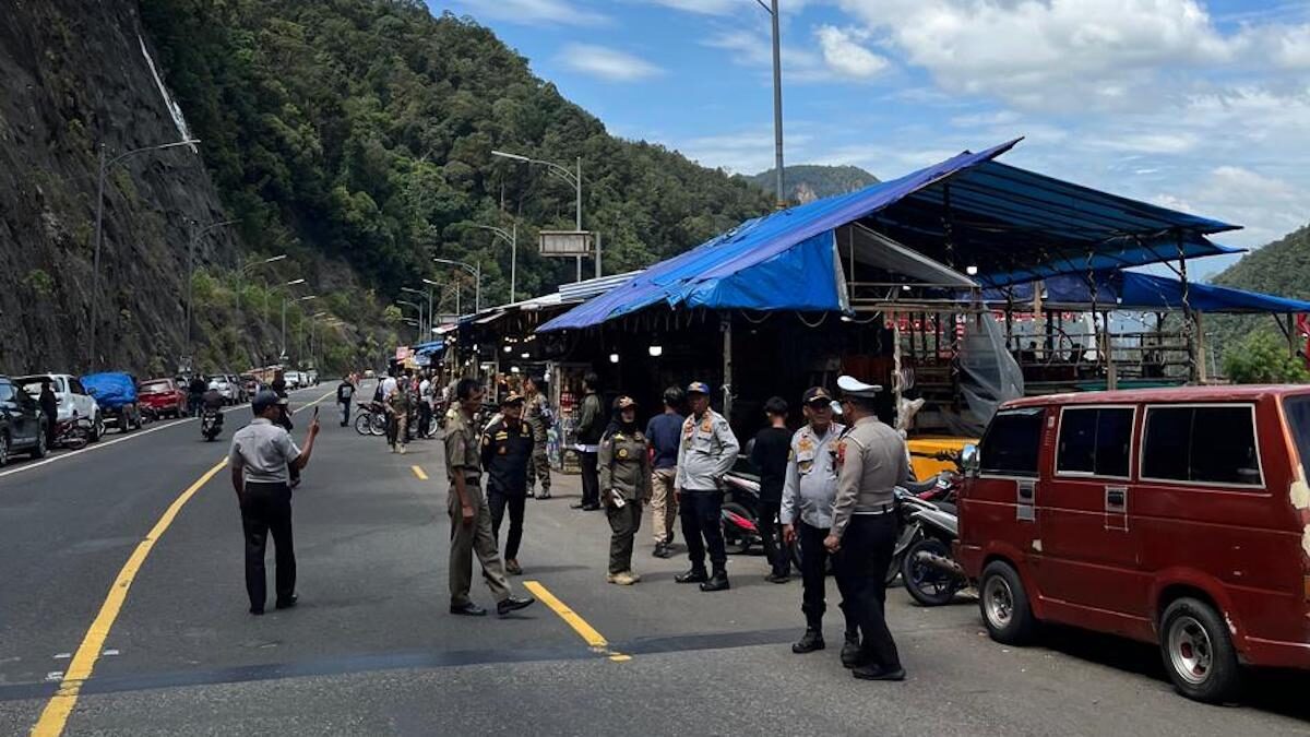 Tim gabungan tertibkan PKL dan parkir liar di Kelok Sembilan. (dok. istimewa)