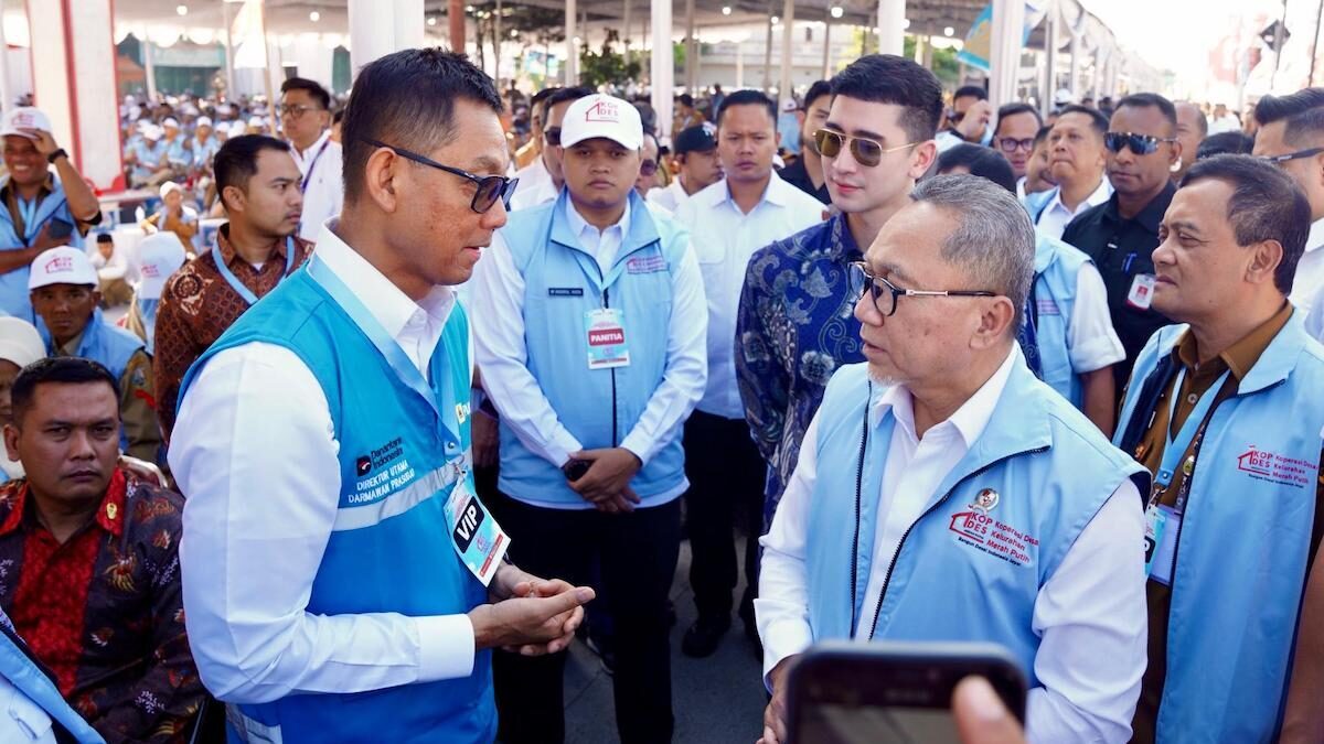 Direktur Utama PLN, Darmawan Prasodjo (kiri) berbincang dengan Menteri Koordinator Bidang Pangan Indonesia sekaligus Ketua Satuan Tugas Koperasi Merah Putih, Zulkifli Hasan (kanan) pada acara peluncuran 80.081 Koperasi Desa/Kelurahan Merah Putih di Klaten, Jawa Tengah. (dok. PLN)