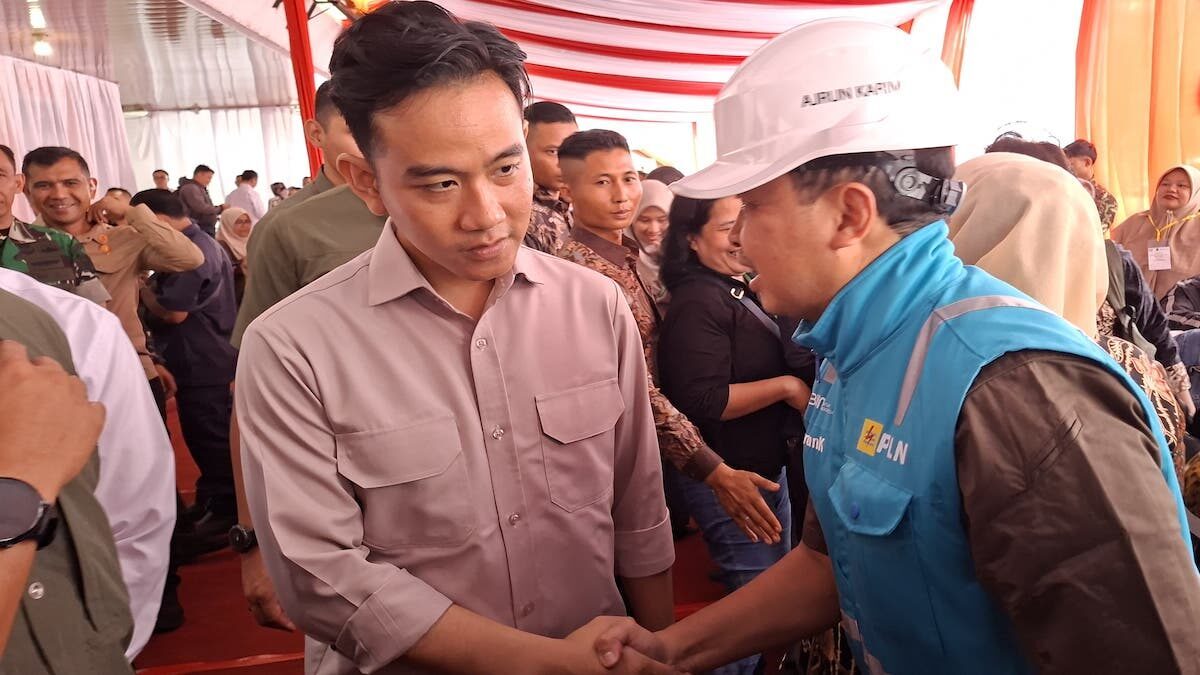 GM PLN UID Sumbar Ajrun Karim bertemu dengan Wapres Gibran saat kunjungan ke Padang. (dok. Humas PLN)