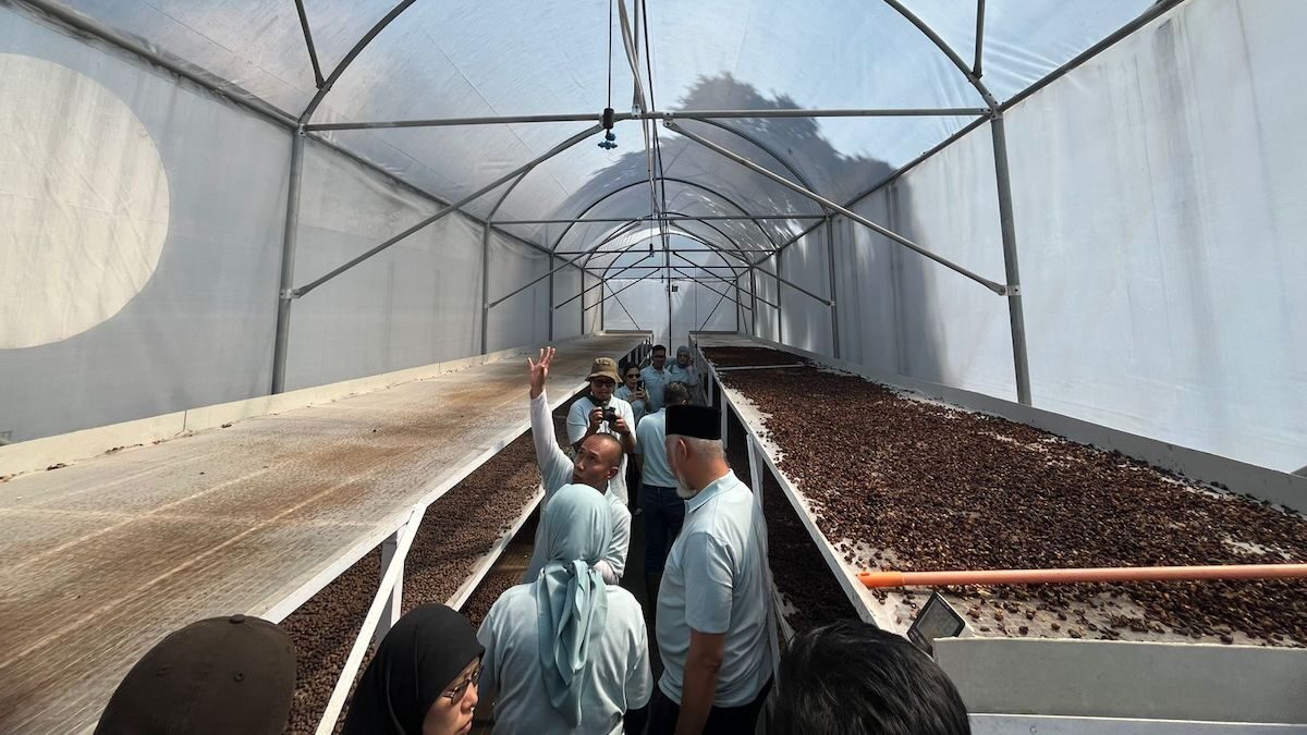 Gubernur Mahyeldi kunjungi tempat pengolaha kopi Kamojang. (dok. adpsb)