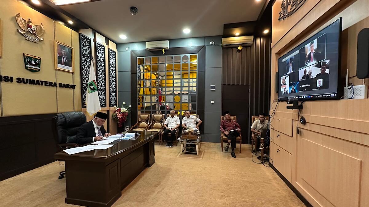 Gubernur Mahyeldi lakukan tesis daring. (dok. adpsb)