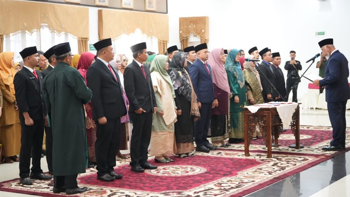 Gubernur Mahyeldi lantik 25 pejabat manajerial di Pemprov Sumbar. (dok. adpsb)
