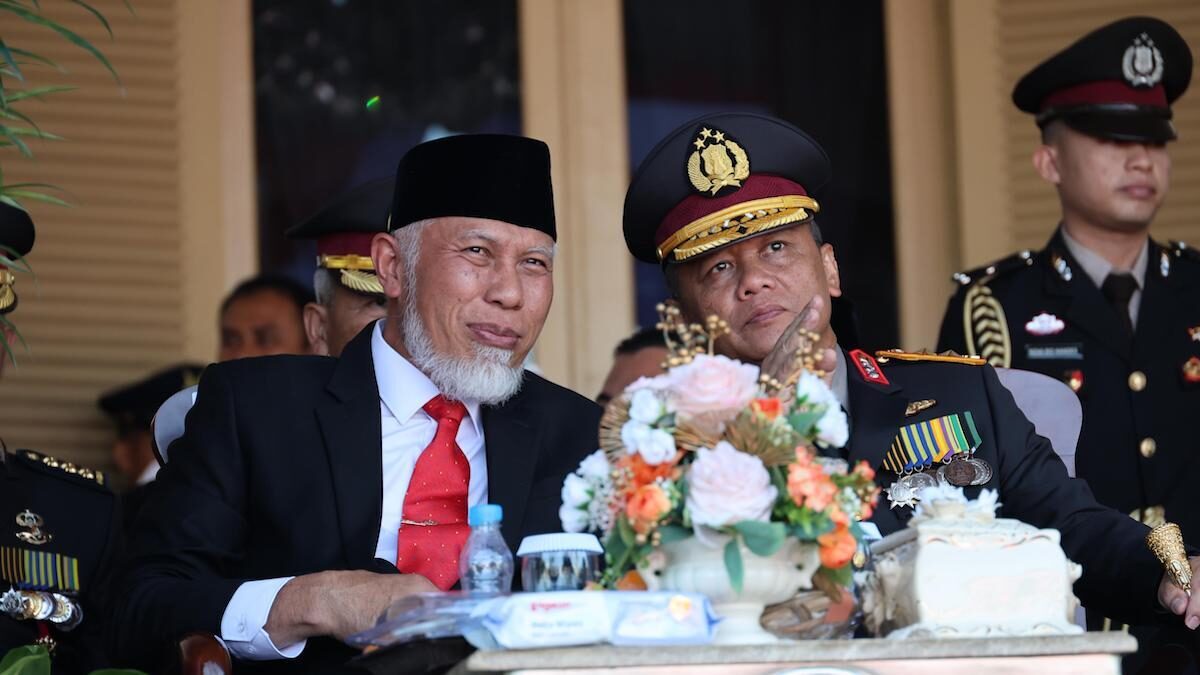 Gubernur Sumbar Mahyeldi dan Kapolda Irjen Pol Gatot Tri Suryanta saat peringatan Hari Bhayangkara ke-79 di Mapolda Sumbar. (dok. adpsb)