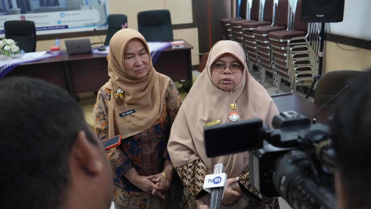 Kepala Disbuntanhor Provinsi Sumbar, Febrina Tri Susila Putri dan Kadis Kominfotik Siti Aisyah saat diwawancarai wartawan, Kamis. (dok. Diskominfotik Sumbar)