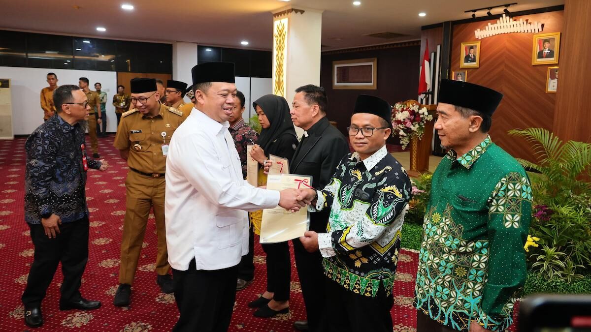 Menteri Nusron serahkan sertifikat tanah wakaf di Lampung. (dok. istimewa)