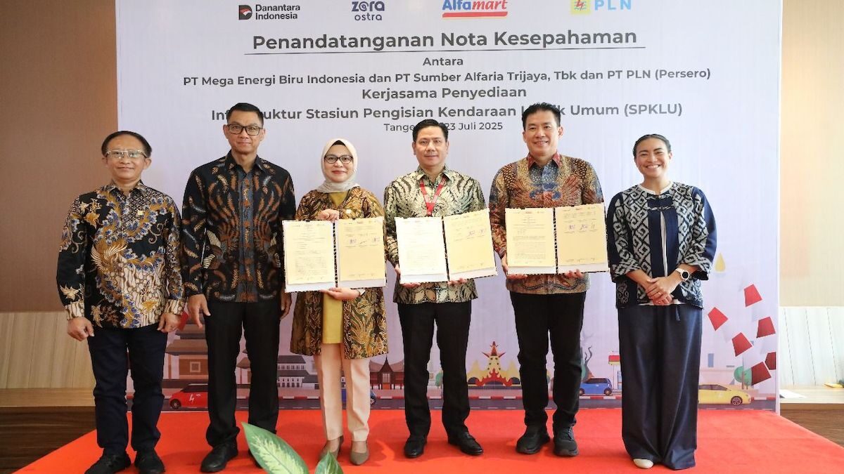 Penandatanganan Nota Kesepahaman terkait Kerja Sama Penyediaan Infrastruktur Stasiun Pengisian Kendaraan Listrik Umum (SPKLU) antara PLN dengan MEBI dan Alfamart yang digelar di Tangerang, Banten, Rabu (23/7). (dok. Humas)