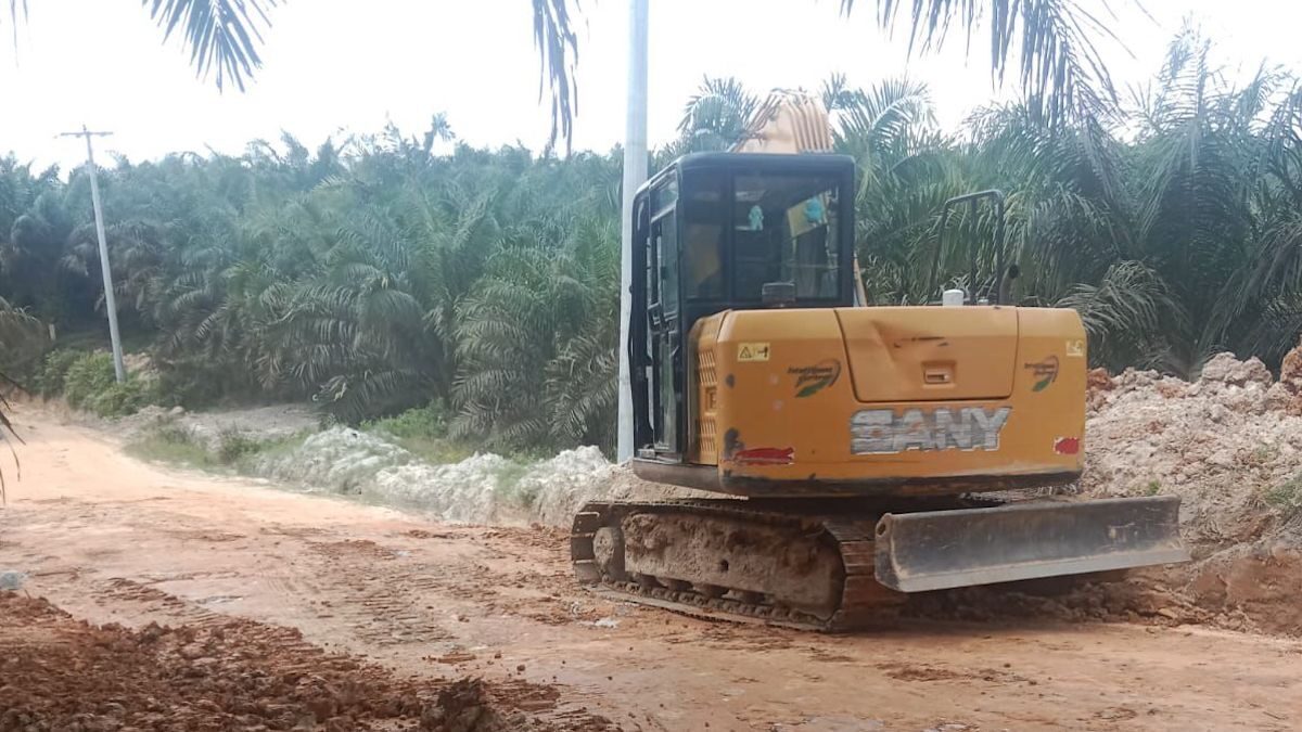 PTPN IV Regional bantu perbaikan jalan. (dok. istimewa)