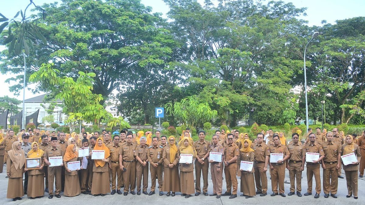 Pemko Padang serahkan penghargaan untuk ASN berprestasi. (dok. Prokopim)