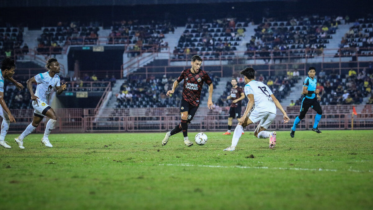Gelandang asing baru Semen Padang FC, Pedro Matos berusaha melewati pemain Negeri Sembilan FC. Tim Kabau Sirah kalah 3-0 di laga uji coba ini. (dok. MO SPFC)