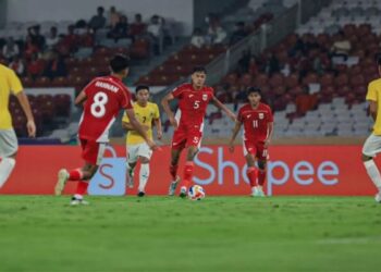Para pemain Timnas Indonesia U-23 berusaha melewati pemain Malaysia di laga terakhir Grup A Piala AFF U-23. (dok. istimewa)