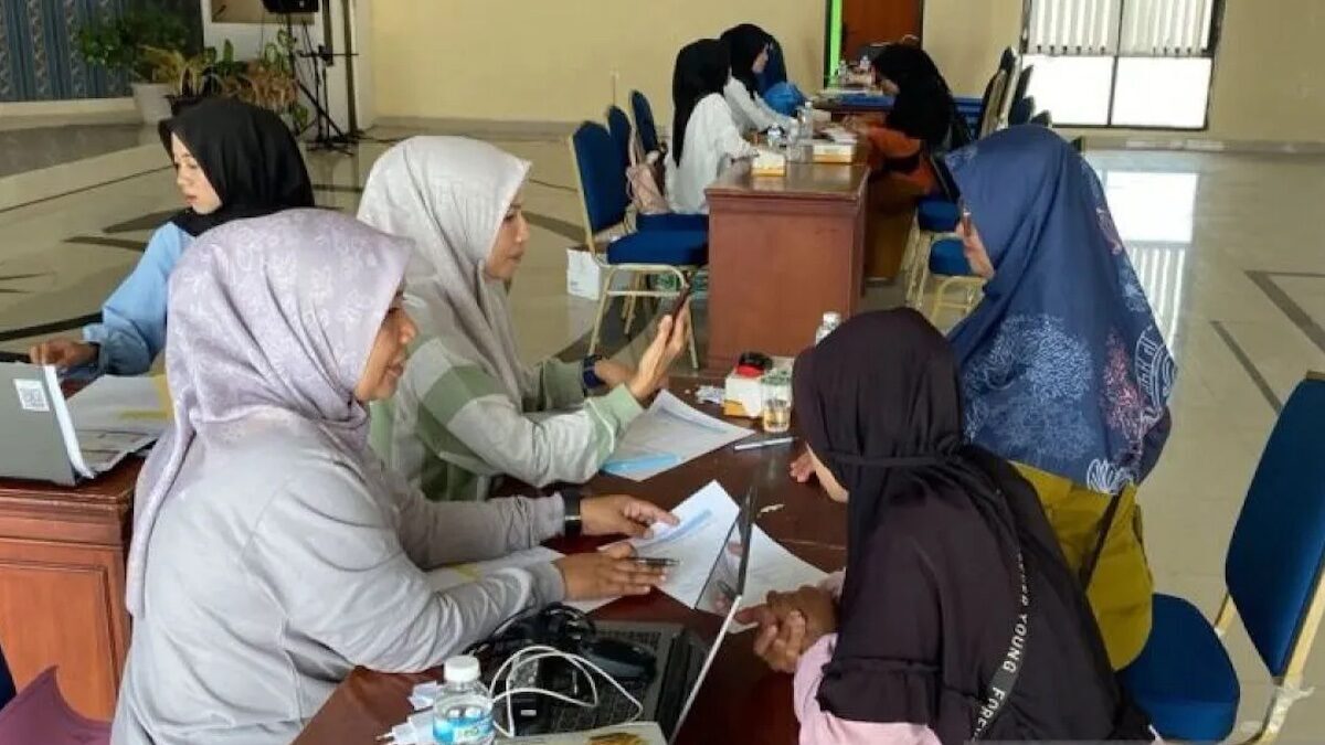 Pegawai Dinas Pendidikan verifikasi lembaran belanja perlengkapan sekolah gratis Pemkot Padang Panjang. (ANTARA/ Isril Naidi)