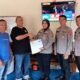 Sekretaris Re Risk Assessment Ditpamobvit Polda Sumbar Kompol Riyana Purwasari, S.H, S.I.K, M.I.K menyerahkan hasil penilaian asesmen kepada Direktur pengelola Stadion H. Agus Salim Renol Fadhli, Kamis (31/7) di kantor KSP Tribun Utama. (Foto: ist/dede amri)
