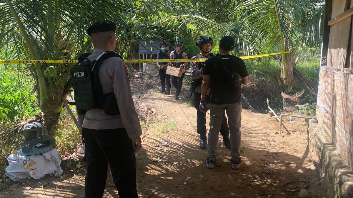 Tim Satrimobda Polda Sumbar amankan lokasi penemuan mortir di Padang. (dok. istimewa)