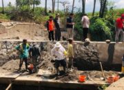 Usai Banjir Bandang, Semen Padang Bantu 100 Zak untuk Perbaikan Irigasi di Rambatan