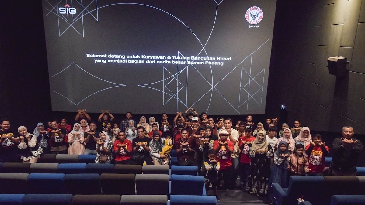 Semen Padang nonton bareng film Superman bareng tukang bangunan dan keluarganya. (dok. Humas)