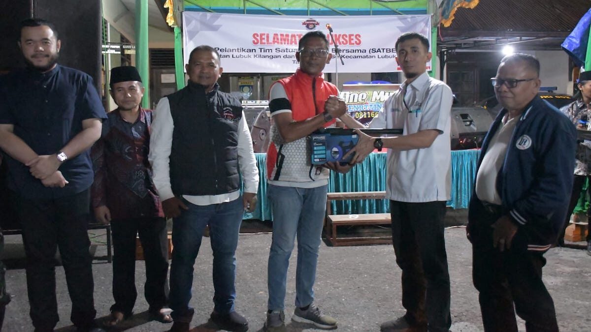 Semen Padang serahkan bantuan operasional untuk Satber Anti Tawuran dan Balap Liar Lubuk Kilangan. (dok. Humas)