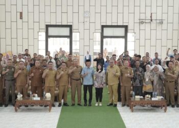 Wakil Bupati Solok Selatan (Solsel) Yulfian Efi dengan stakeholder terkait Perhutanan Sosial. (dok. istimewa)