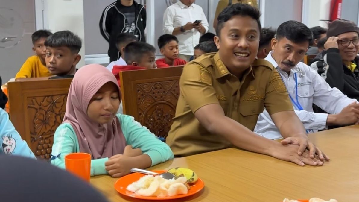 Wagub Sumbar Vasko Ruseimy tinjau sekolah rakyat di Padang. (dok. adpsb)