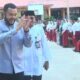 Wako Fadly Amran serahkan bantuan program Padang Juara di SMPN 2 Padang. (dok. istimewa)