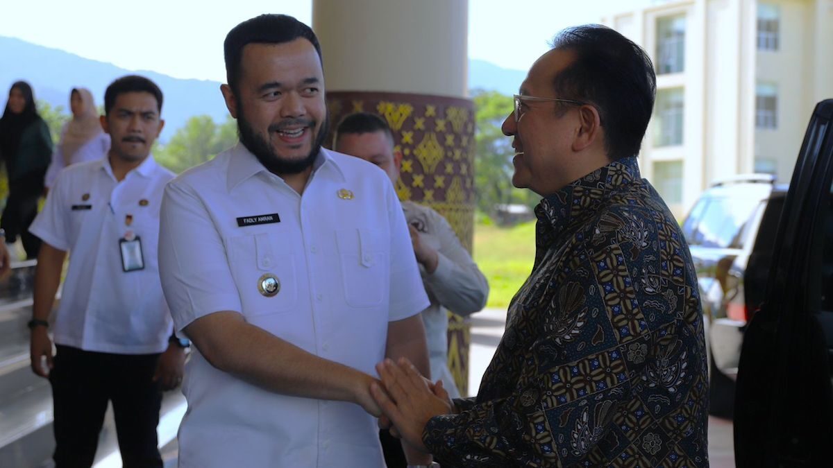 Wako Fadly Amran terima kunjungan anggota DPR RI Irman Gusman di Padang. (dok. Prokopim)
