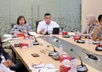 Wamen Ossy Dermawan dan jajaran sedang membahas rapat terkait penyelesaian konflik berbasis HAM. (dok. istimewa)