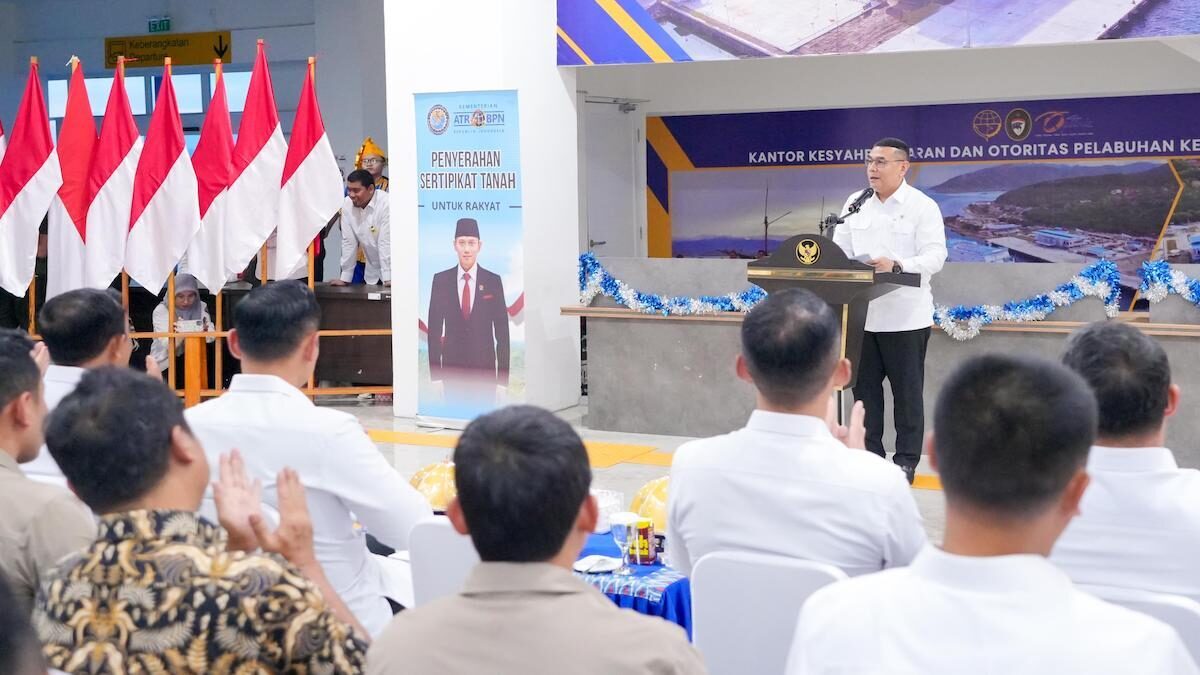 Wamen Ossy beri sambutan saat penyerahan sertifikat di Sulteng. (dok. ATR/BPN)