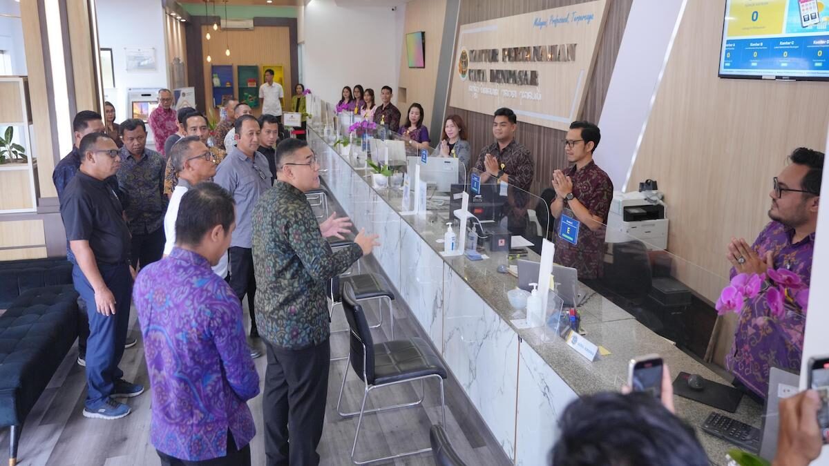 Wamen Ossy tinjau layanan pertanahan di Kantah Denpasar. (dok. ATR/BPN)