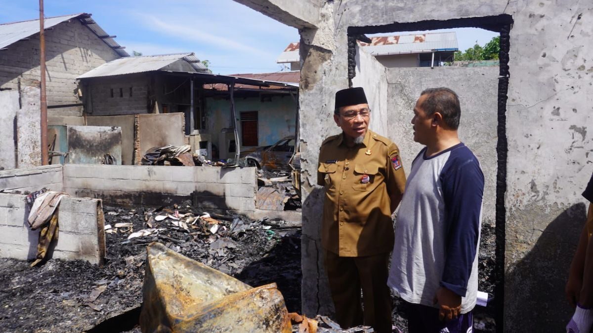 Wawako Maigus Nasir cek lokasi kebakaran di Ganting dan serahkan bantuan dari Pemko Padang. (dok. Prokopim)