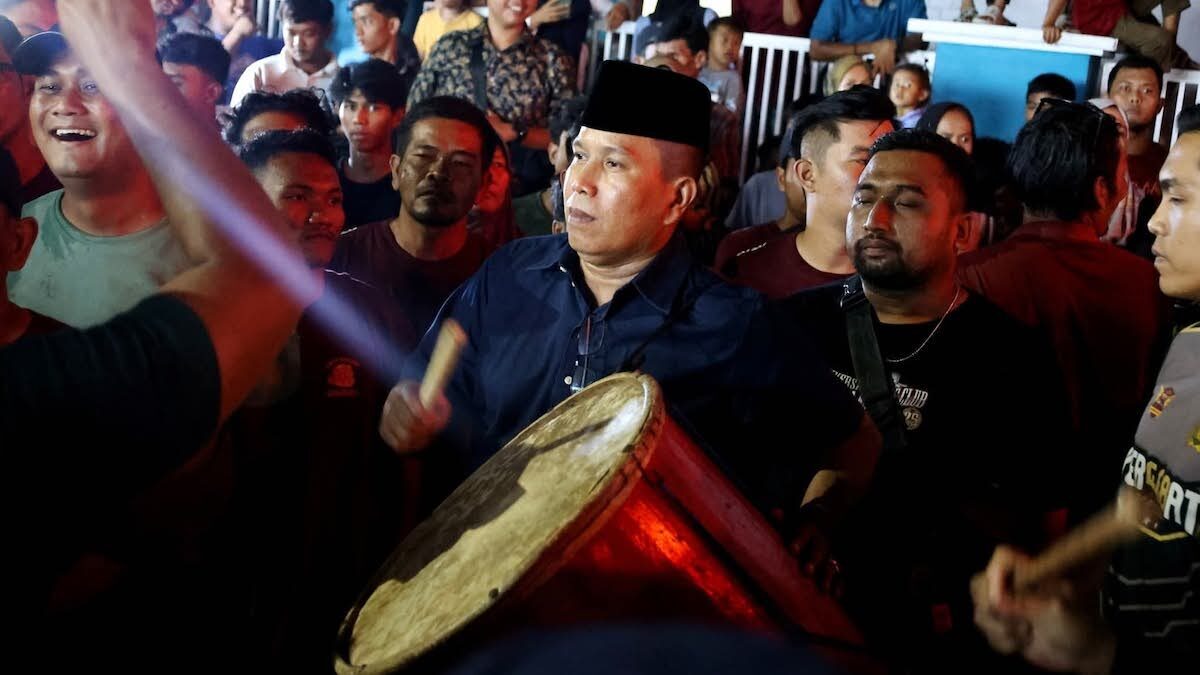 Wawako Pariaman Mulyadi ikut tradisi maarak jari-jari jelang Tabuik. (dok. istimewa)