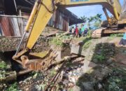 Warga RW IV Kampung Baru Berok Gelar Gotong Royong Massal, Drainase Dibersihkan Pakai Alat Berat