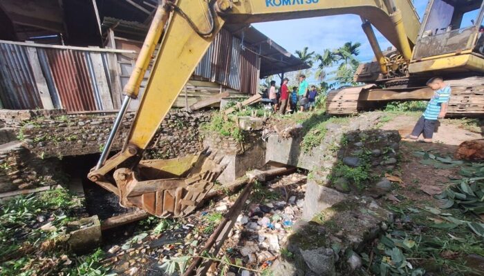 Warga RW IV Kampung Baru Berok Gelar Gotong Royong Massal, Drainase Dibersihkan Pakai Alat Berat