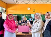 Andre Rosiade Bagikan Beasiswa PIP untuk Siswa SD 45 Bungo Pasang