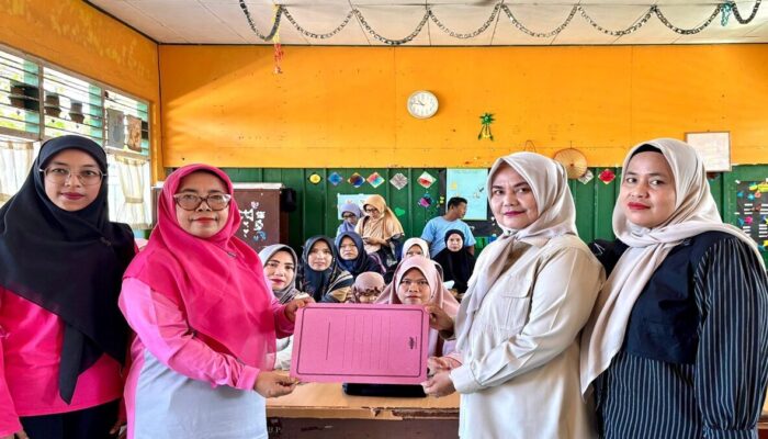 Andre Rosiade Bagikan Beasiswa PIP untuk Siswa SD 45 Bungo Pasang