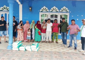 Bantuan 114 karung besar dari PTPN VI ke warga di Limapuluh Kota. (dok. istimewa)