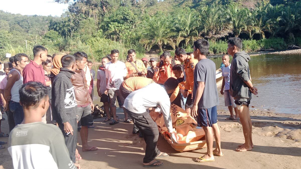 Evakuasi orang terjepit batu di Kapur XI, Pangkalan, Limapuluh Kota. (dok. Basarnas Padang)
