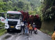 Truk Pengangkut Alat Berat Kecelakaan, Jalan Bukittingi-Medan Lumpuh