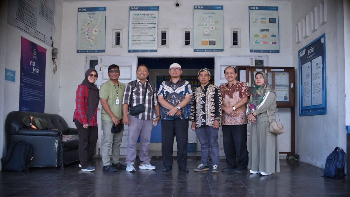 Pematangan persiapan Festival Lierasi dan Pamenan #2 antara Dinas Komunikasi dan Informatika (Kominfo) Padang Panjang yang dipimpin oleh Kepala Dinas, Ampera Salim, bersama Kepala Dinas Perpustakaan dan Kearsipan (DPK) Padang Panjang, Yan Kas Bari dan kabid, serta Komunitas Seni Hitam Putih (Afrizal Harun, Sahrul N, Kurniasih Zaitun, dan Ali Sukri) sebagai penyelenggara Festival Pamenan Minangkabau 2025, pada Kamis (24/7/2025). (dok. istimewa)