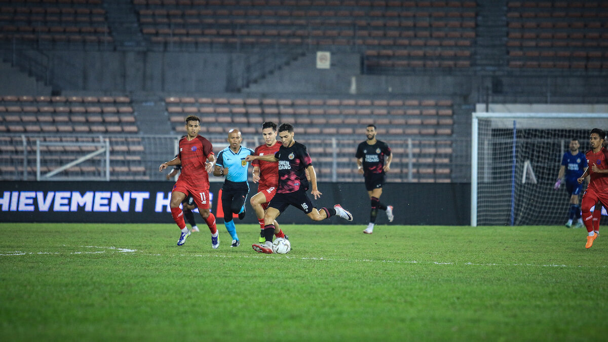 Gelandang Semen Padang FC, Pedro Matos saat melakukan tendangan ke gawang KLC FC. Tim Kabau Sirah menang tipis 0-1 dalam laga ini. (dok. MO SPFC)