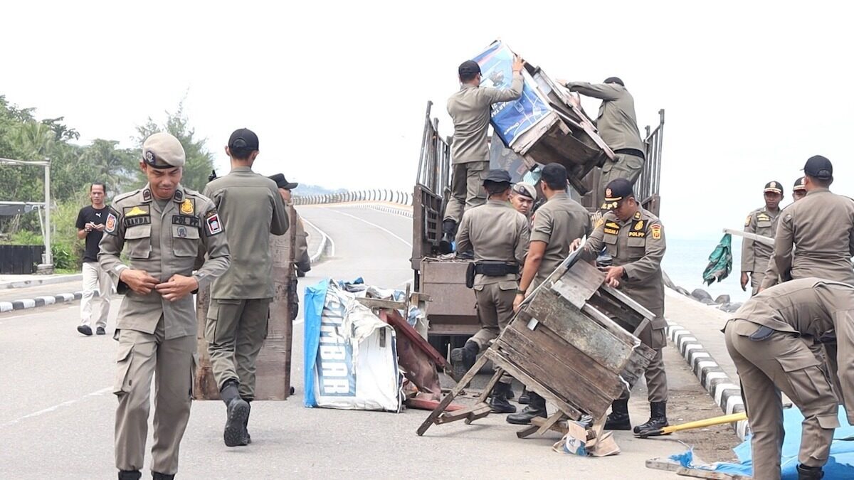 Penertiban bangli di belakang Hotel Pangeran. (dok. Satpol PP Padang)