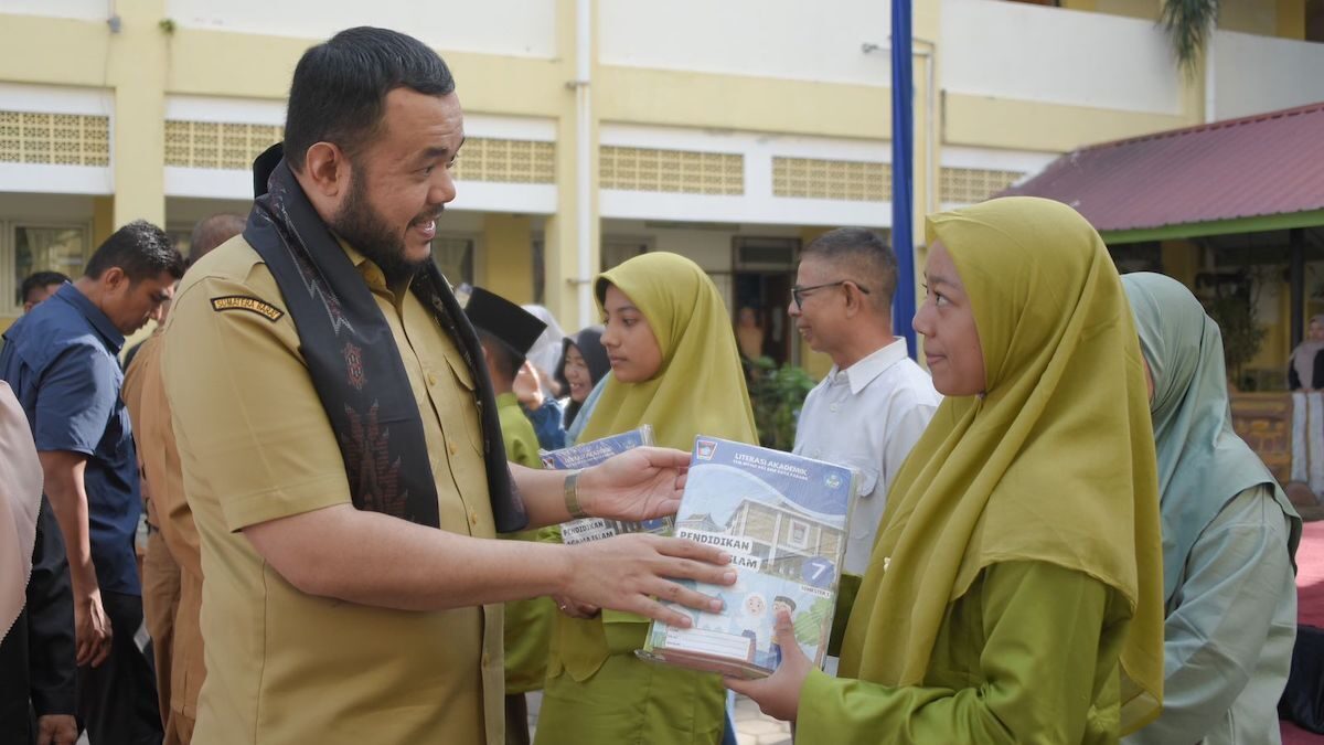 Penyerahan LKS gratis oleh Wako Fadly Amran. (dok. istimewa)