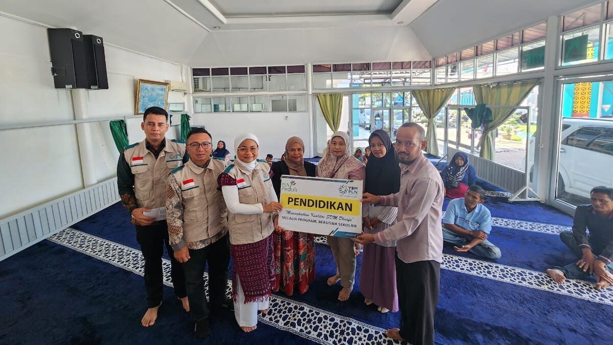 Penyerahan bantuan pendidikan YBM PLN UP3 Padang. (dok. Humas PLN)