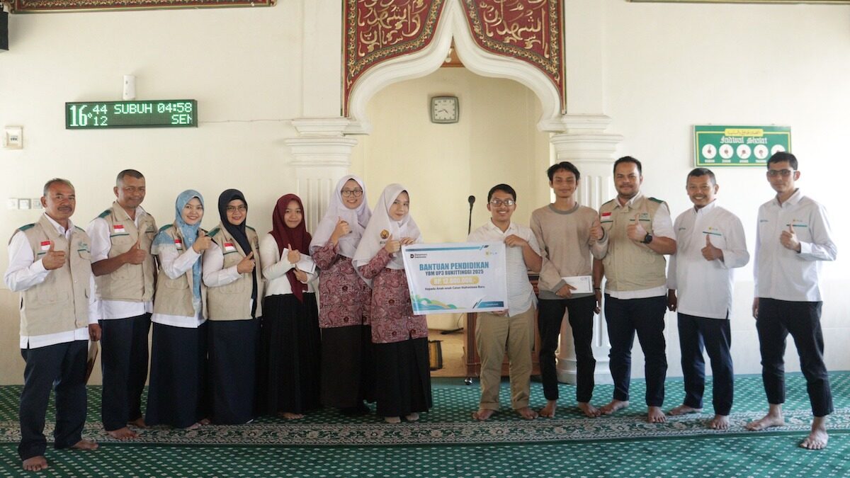 Penyerahan beasiswa untuk pelajar dari PLN UP3 Bukittinggi. (dok. Humas)